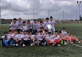 La plantilla del Club Deportivo Guijuelo celebra el título de la Tercera División cadete al término de su partido.