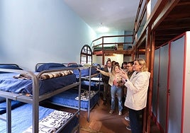 La consejera Isabel Blanco visitando un albergue de Segovia.