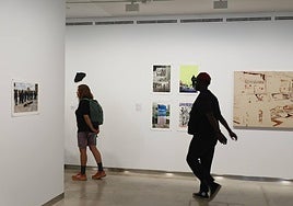 Dos personas visitan una exposición del DA2.