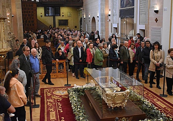 Peregrinos durante la veneración del cuerpo de Santa Teresa en Alba de Tormes.