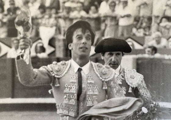 Juan José en una vuelta al ruedo triunfal en La Glorieta.