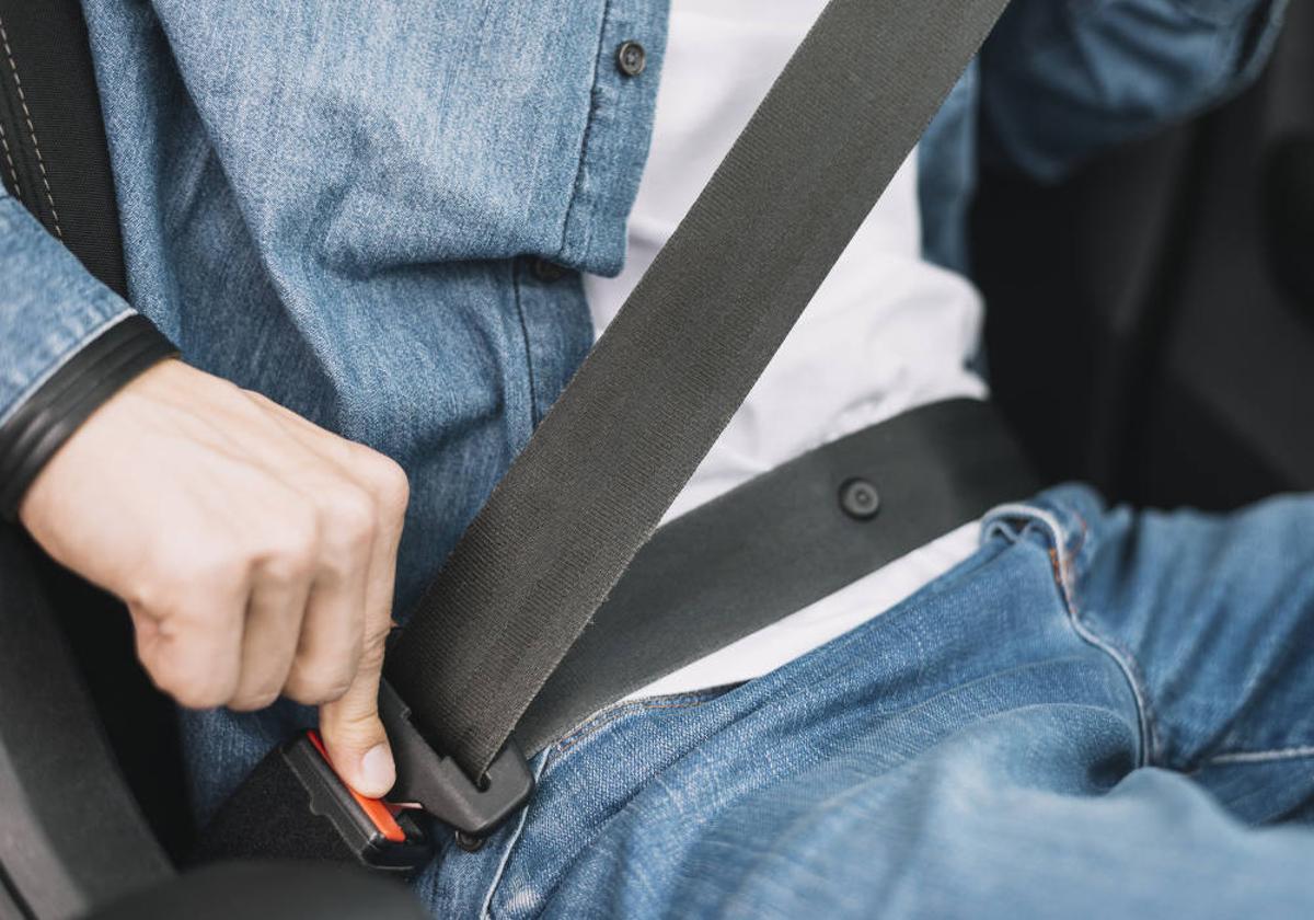 Igual nunca lo has pensado: ¿Para qué sirve el pequeño botón del cinturón de seguridad?