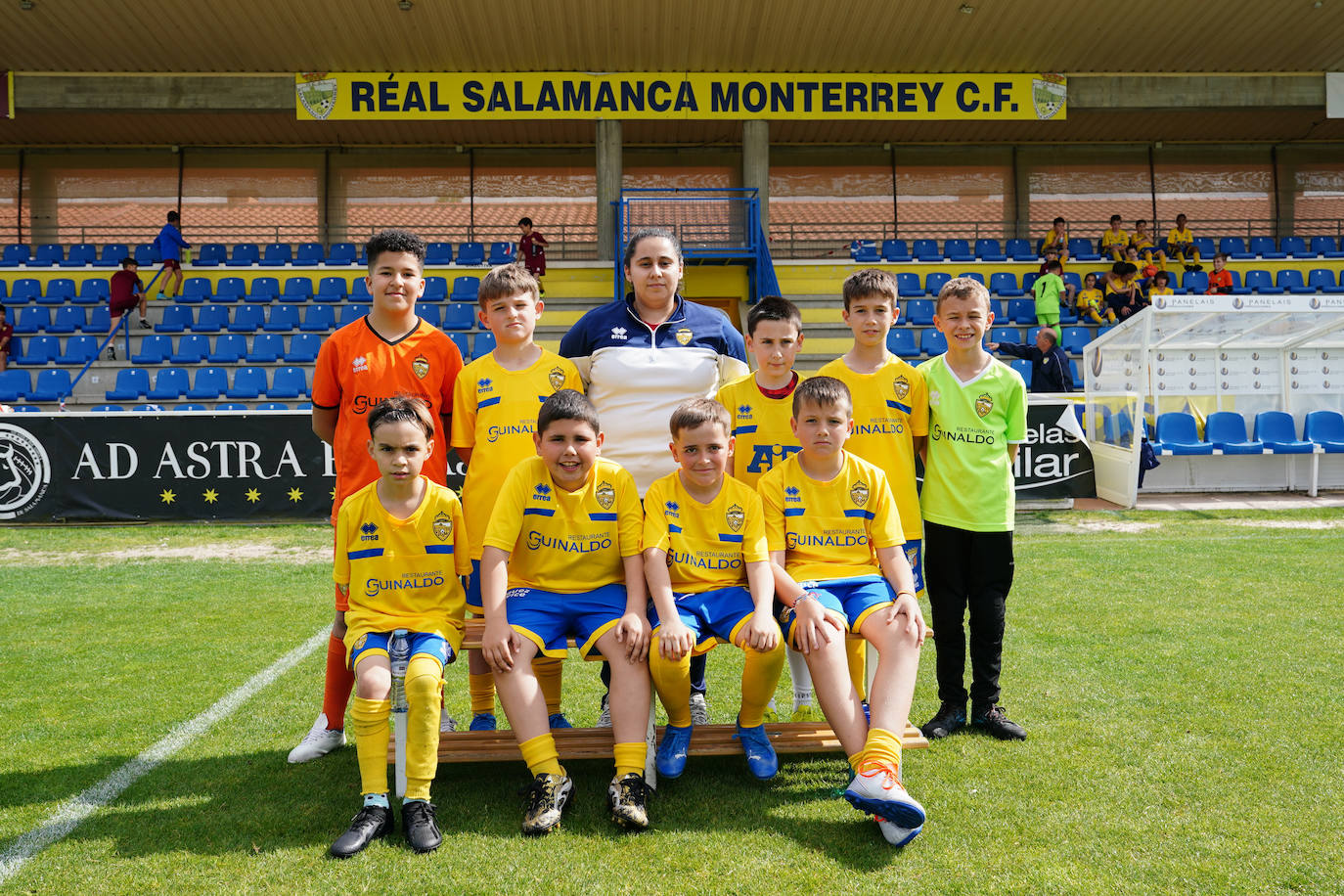 Arriba: Rayan Barrajjal Bouhnouf, Alex, Andrea (entrenadora), Joel, Adrián y Enol Rivera. Abajo: Yekine, Christian, Adrián González y Mario Torres.