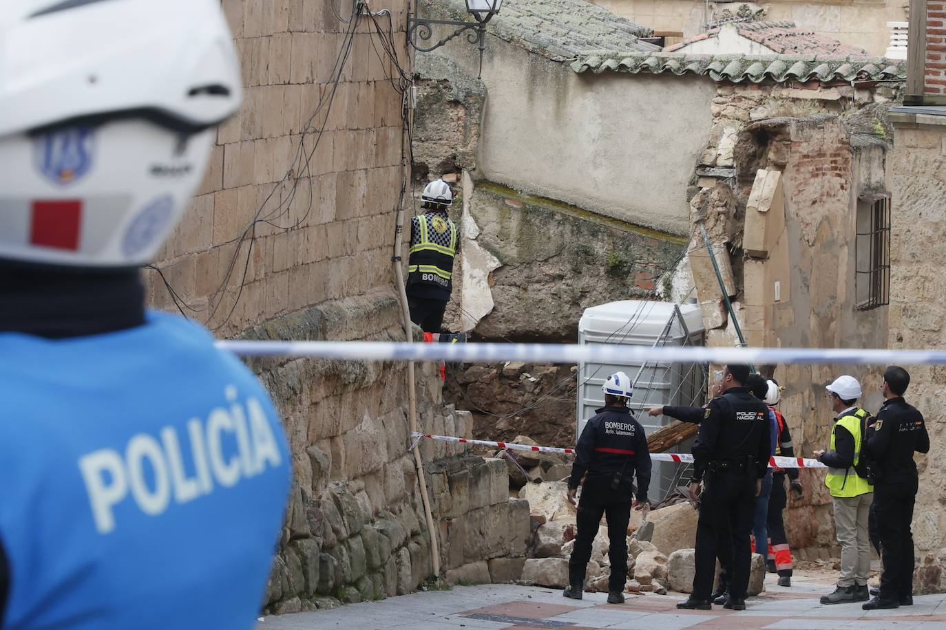Así ha sido el rescate de los dos trabajadores atrapados bajo los cascotes tras la caída de un muro en Tentenecio
