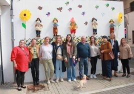 Jurado calificador y vecinos de una de las calles participantes.