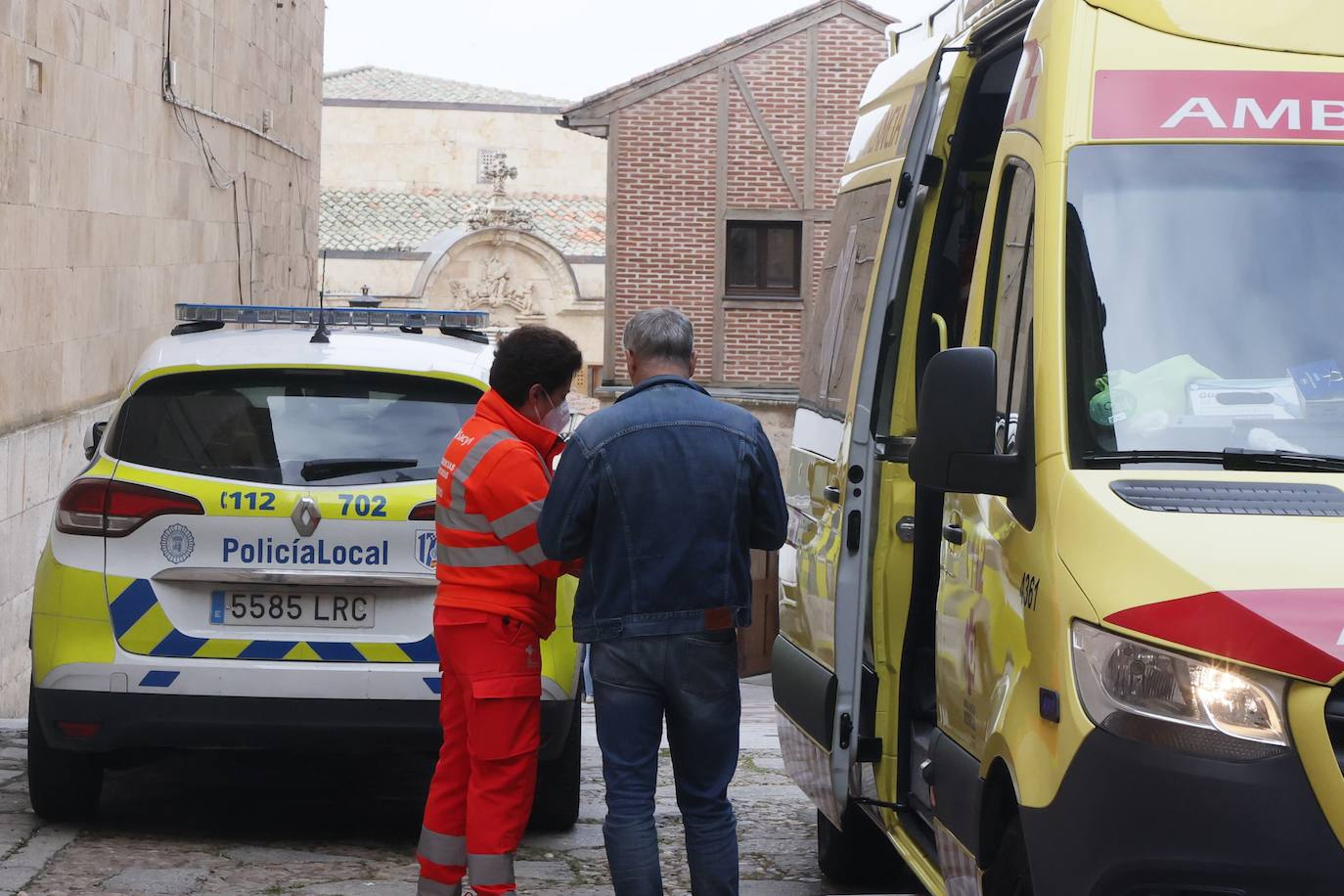Así ha sido el rescate de los dos trabajadores atrapados bajo los cascotes tras la caída de un muro en Tentenecio