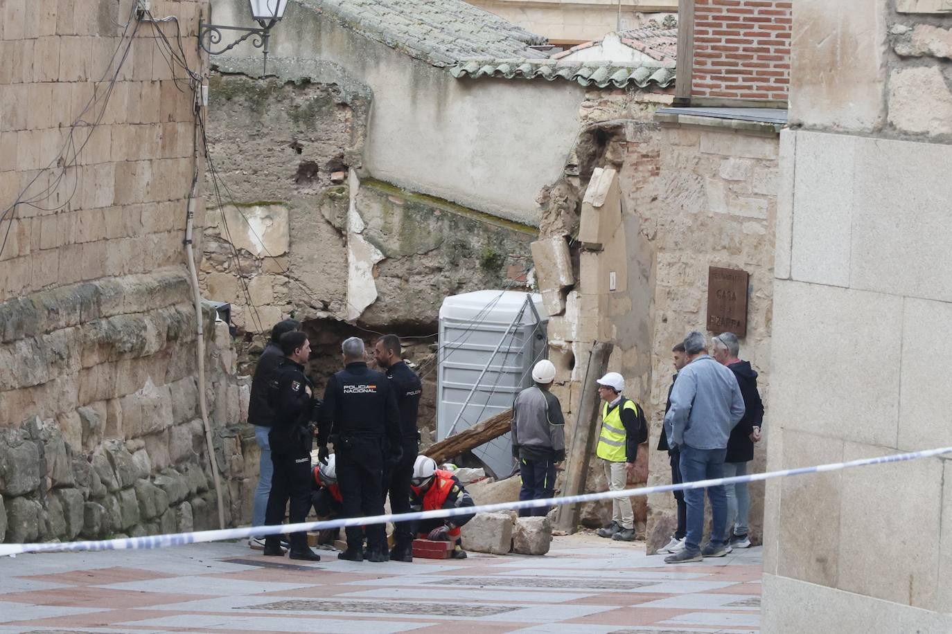 Así ha sido el rescate de los dos trabajadores atrapados bajo los cascotes tras la caída de un muro en Tentenecio