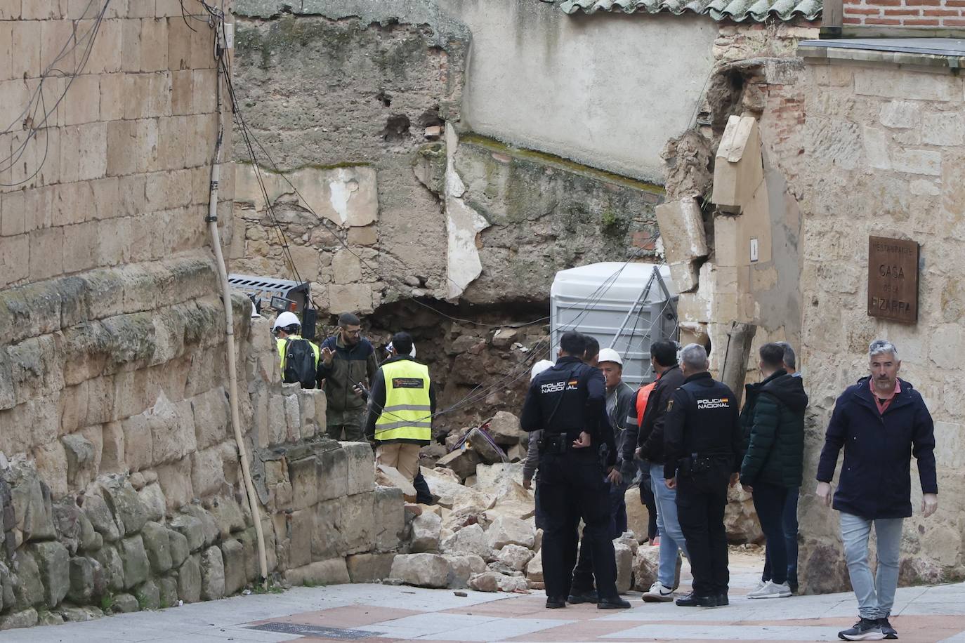 Así ha sido el rescate de los dos trabajadores atrapados bajo los cascotes tras la caída de un muro en Tentenecio