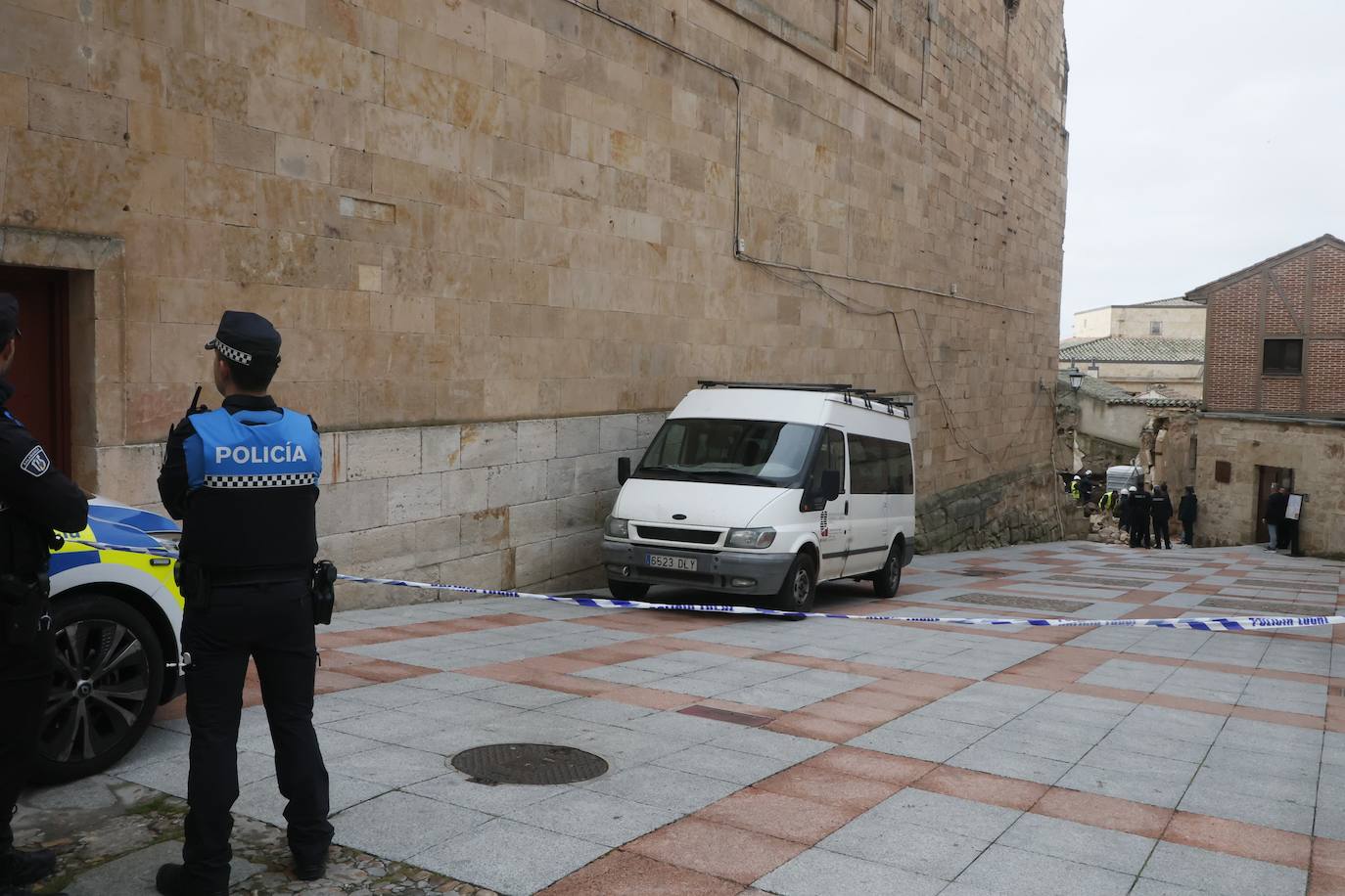 Así ha sido el rescate de los dos trabajadores atrapados bajo los cascotes tras la caída de un muro en Tentenecio