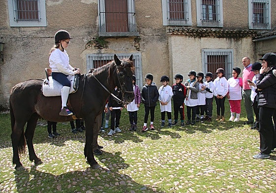 Una de las alumnas sirvió como ejemplo para el resto a la hora de las instrucciones para montar a caballo.