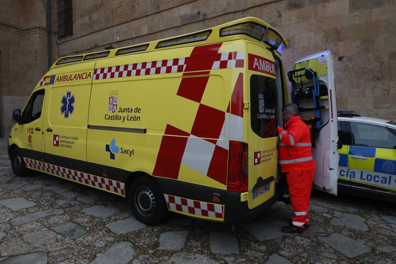 Así ha sido el rescate de los dos trabajadores atrapados bajo los cascotes tras la caída de un muro en Tentenecio