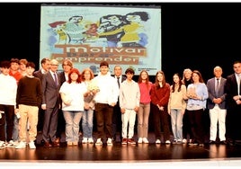 Foto de familia de las autoridades con los grupos participantes y ganadores en el concurso Motivar para Emprender.