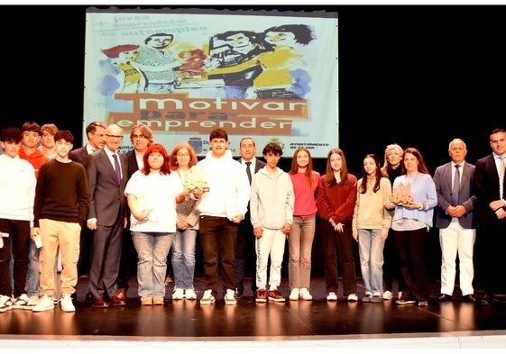 Foto de familia de las autoridades con los grupos participantes y ganadores en el concurso Motivar para Emprender.