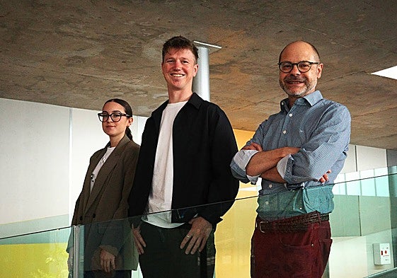 Laura Bohórquez, Adam Hockley y Manuel S. Malmierca.