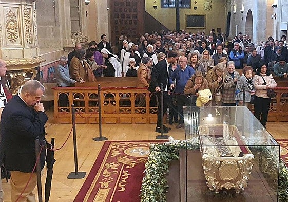 El pasillo de la Basílica de la Anunciación lleno de fieles esperando para contemplar a Santa Teresa de Jesús.