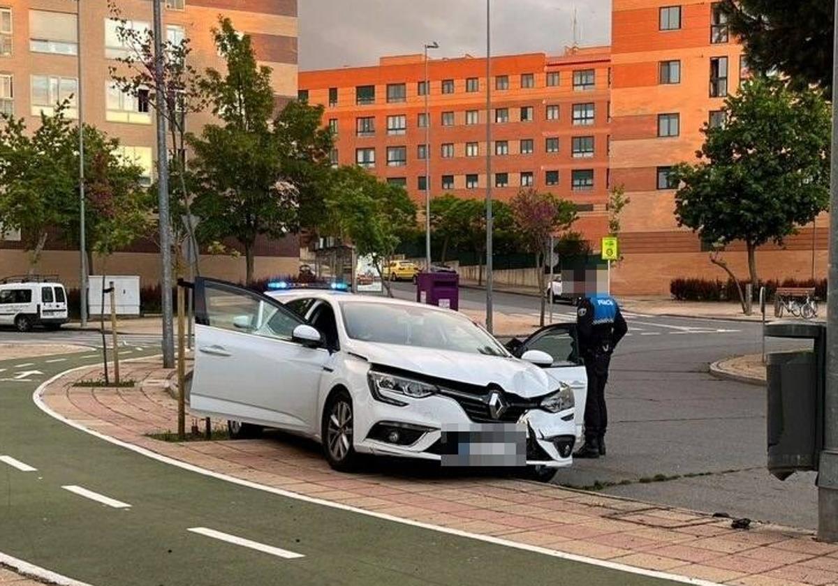 Herida tras perder el control de su vehículo y estamparse contra una farola en Los Alcaldes