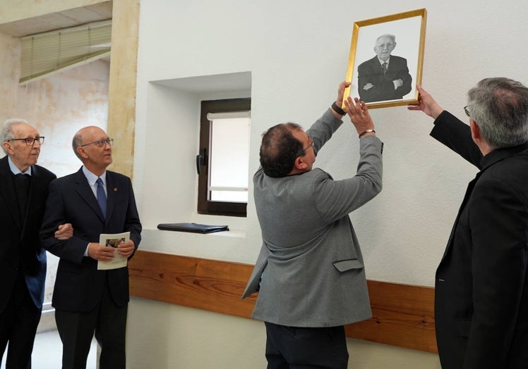 Colocación de la fotografía en un aula de Teología.
