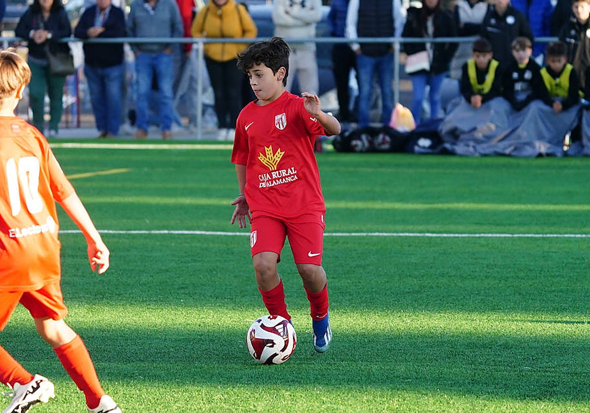 Rodrigo Pedraz, máximo goleador del fútbol base charro, conduce el balón durante un encuentro.