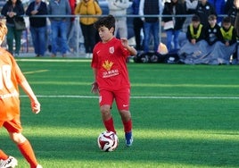 Rodrigo Pedraz, máximo goleador del fútbol base charro, conduce el balón durante un encuentro.