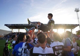 Los jugadores de Unionistas mantean a Nespral, tras ganar al Arenteiro y meterse en Copa en el último choque de la anterior campaña en el Reina.