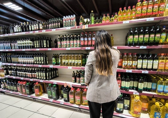 Una mujer comprando en un supermercado.
