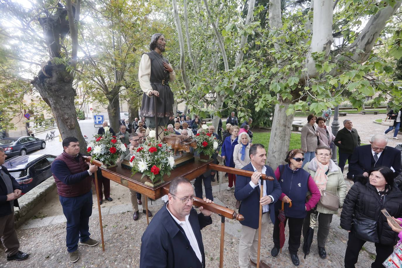 Hasta a San Isidro le sobró lluvia