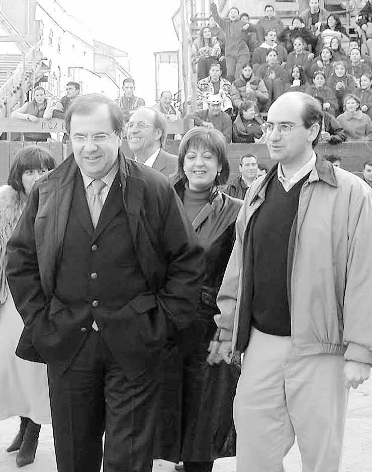 En su etapa como regidor de Ciudad Rodrigo también trabajó en pro del Carnaval del Toro mirobrigense y su difusión internacional. En la fotografía aparece en el año 2002 junto a Juan Vicente Herrera, presidente de la Junta de Castilla y León.