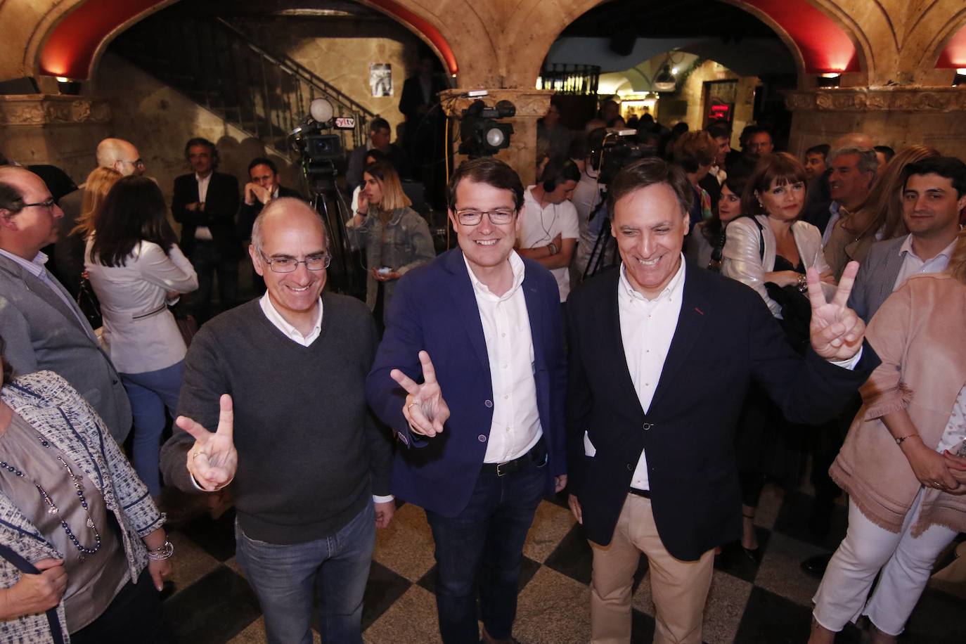 Los tres grandes espadas del Partido Popular de los últimos tiempos: Javier Iglesias, Alfonso Fernández Mañueco y Carlos García Carbayo en el cierre de campaña de las Elecciones Municipales del 26 de mayo de 2019.