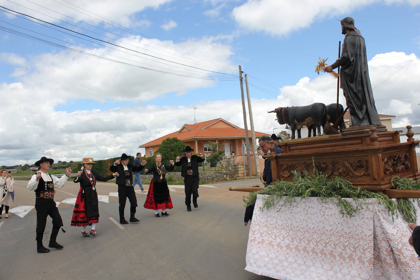 Cabrillas bendice los campos de la mano de San Isidro en el inicio del programa festivo