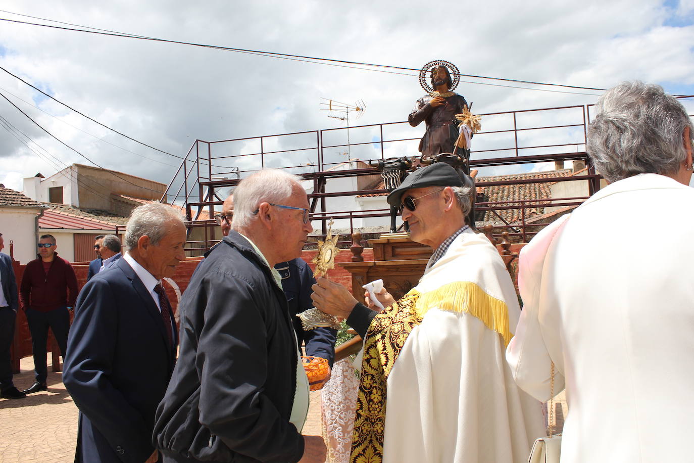 Cabrillas bendice los campos de la mano de San Isidro en el inicio del programa festivo