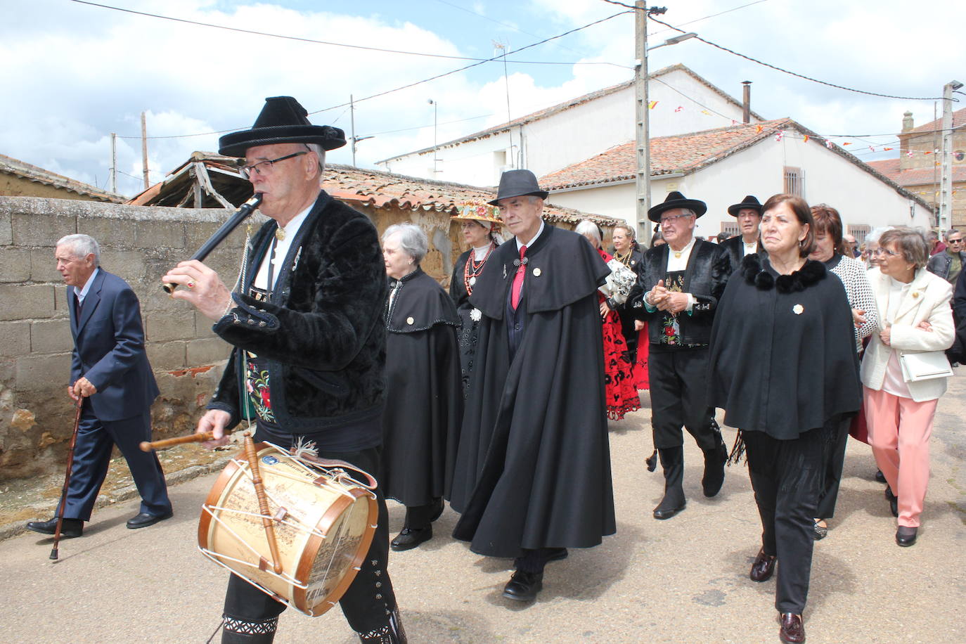 Cabrillas bendice los campos de la mano de San Isidro en el inicio del programa festivo