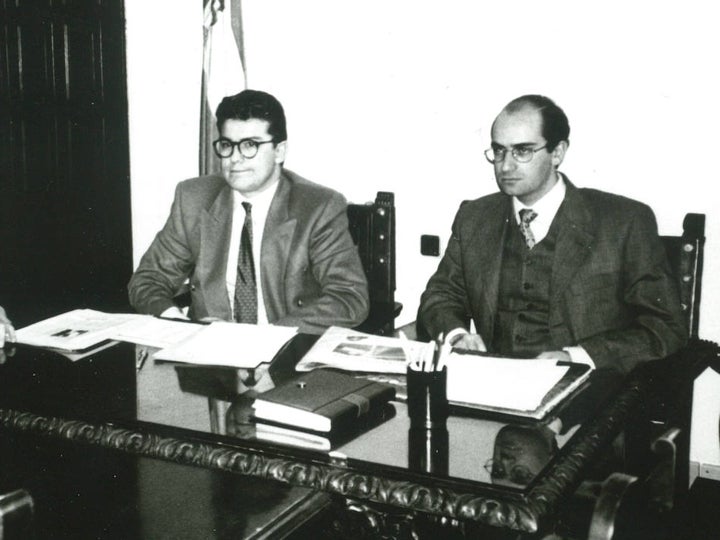 Iglesias ha trabajo codo con codo con Alfonso Fernández Mañueco en innumerables ocasiones. En la imagen, aparecen en el Ayuntamiento de Ciudad Rodrigo el 29 de febrero de 1996.