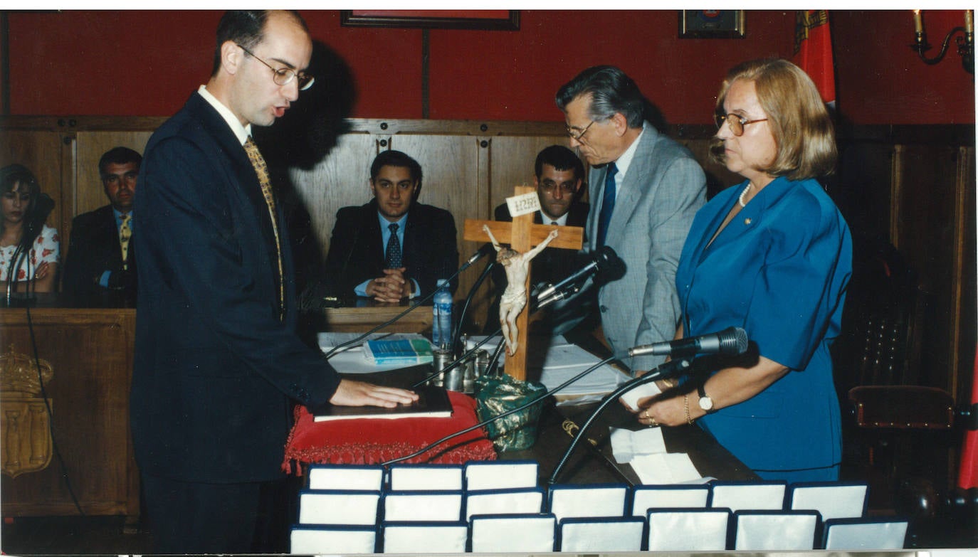 Tras ganar las elecciones municipales de mayo, tomó posesión como alcalde de Ciudad Rodrigo el 17 de junio de 1995. Fue su primera alcaldía de las cinco que ostentó durante 20 años.