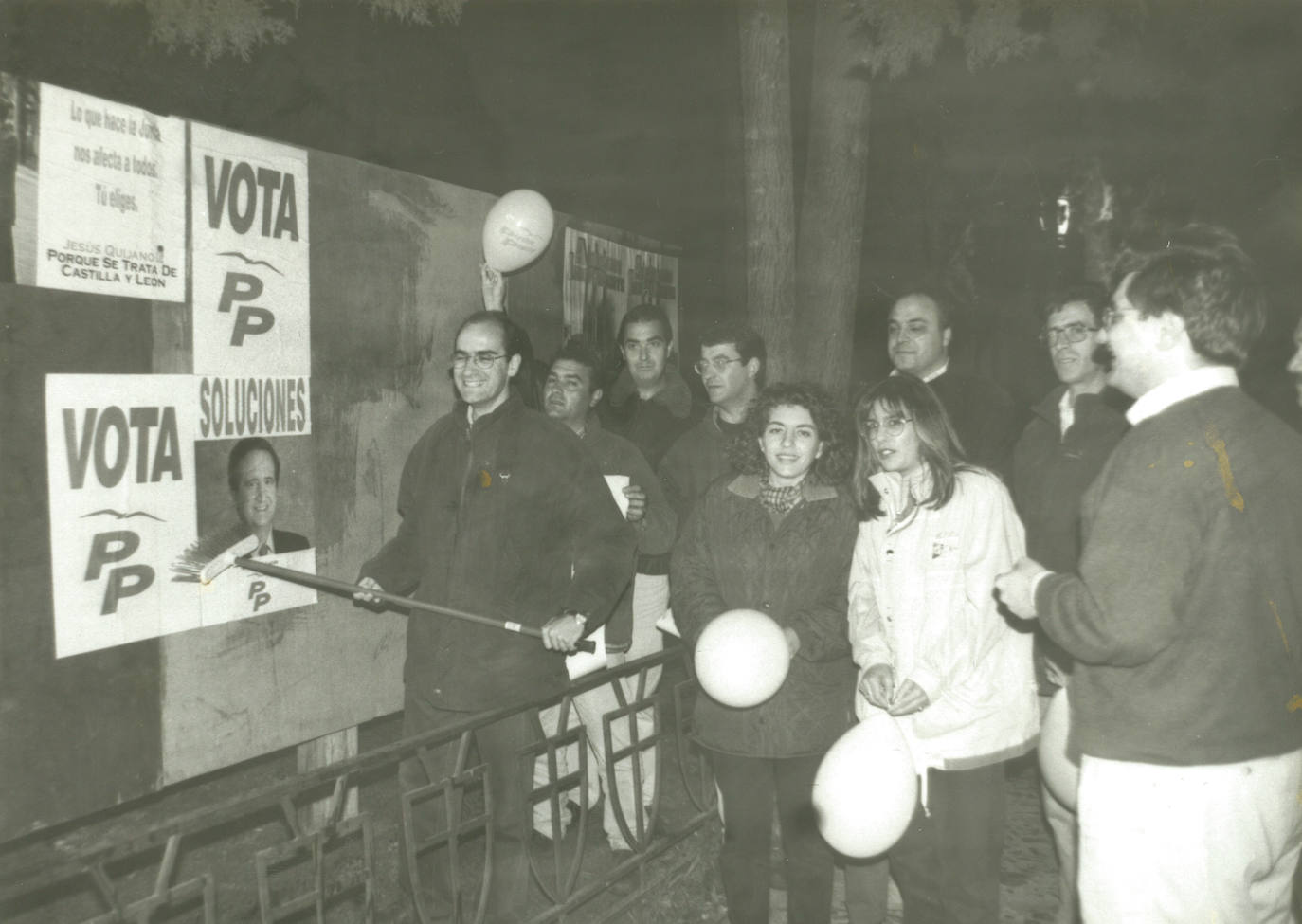 Junto a parte de su equipo en Ciudad Rodrigo durante la clásica pegada de carteles que habría la campaña electoral de las municipales de mayo de 1995.