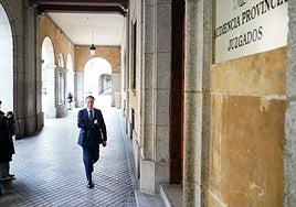 El alcalde de Salamanca, Carlos García Carbayo, en la puerta de la Audiencia Provincial este miércoles antes de declaró.