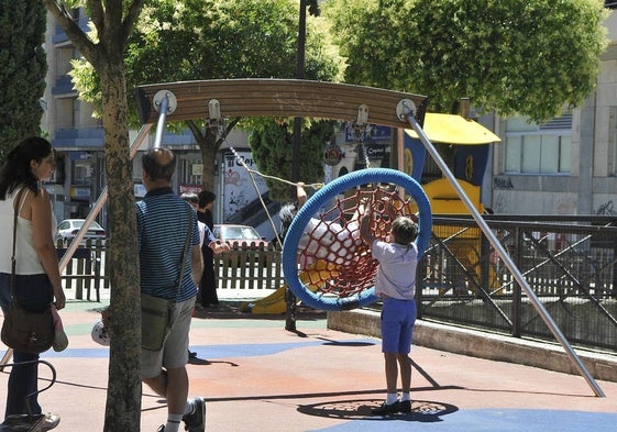 Niños juegan en la zona infantil de la plaza de Carmelitas.