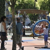 Niños juegan en la zona infantil de la plaza de Carmelitas.