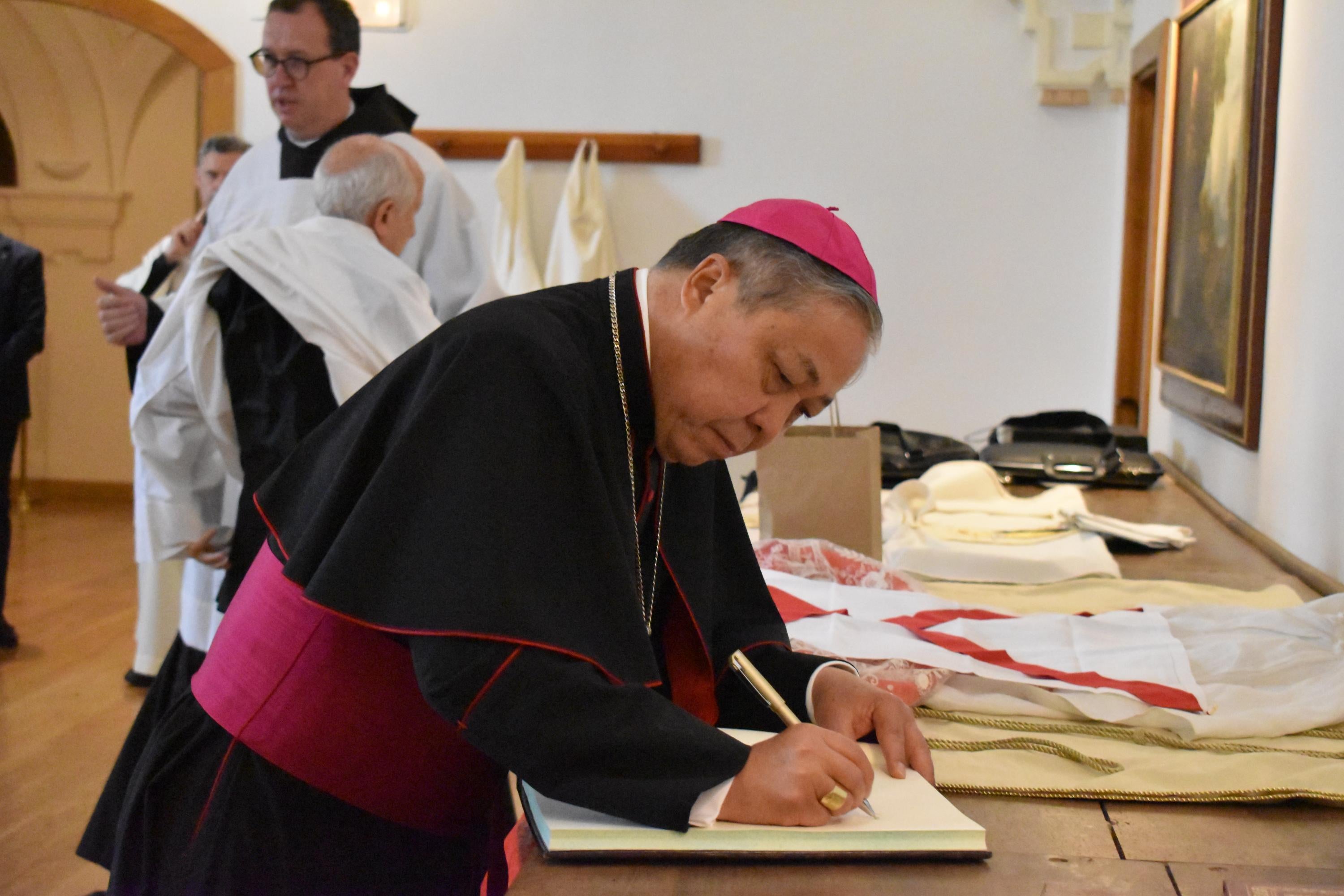 El nuncio del papa honra a Santa Teresa en Alba de Tormes: «No habría podido faltar a esta gran ocasión»