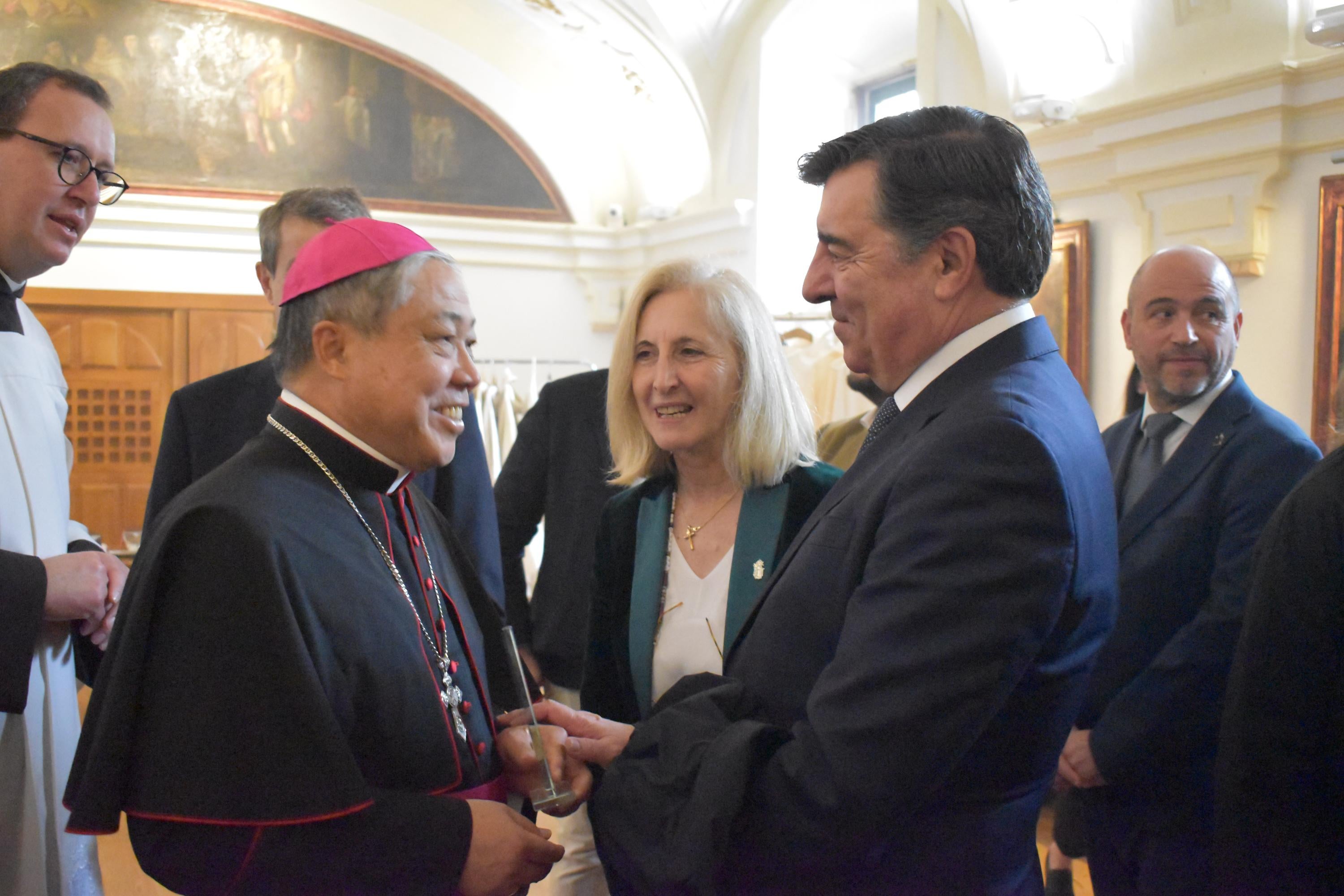 El nuncio del papa honra a Santa Teresa en Alba de Tormes: «No habría podido faltar a esta gran ocasión»