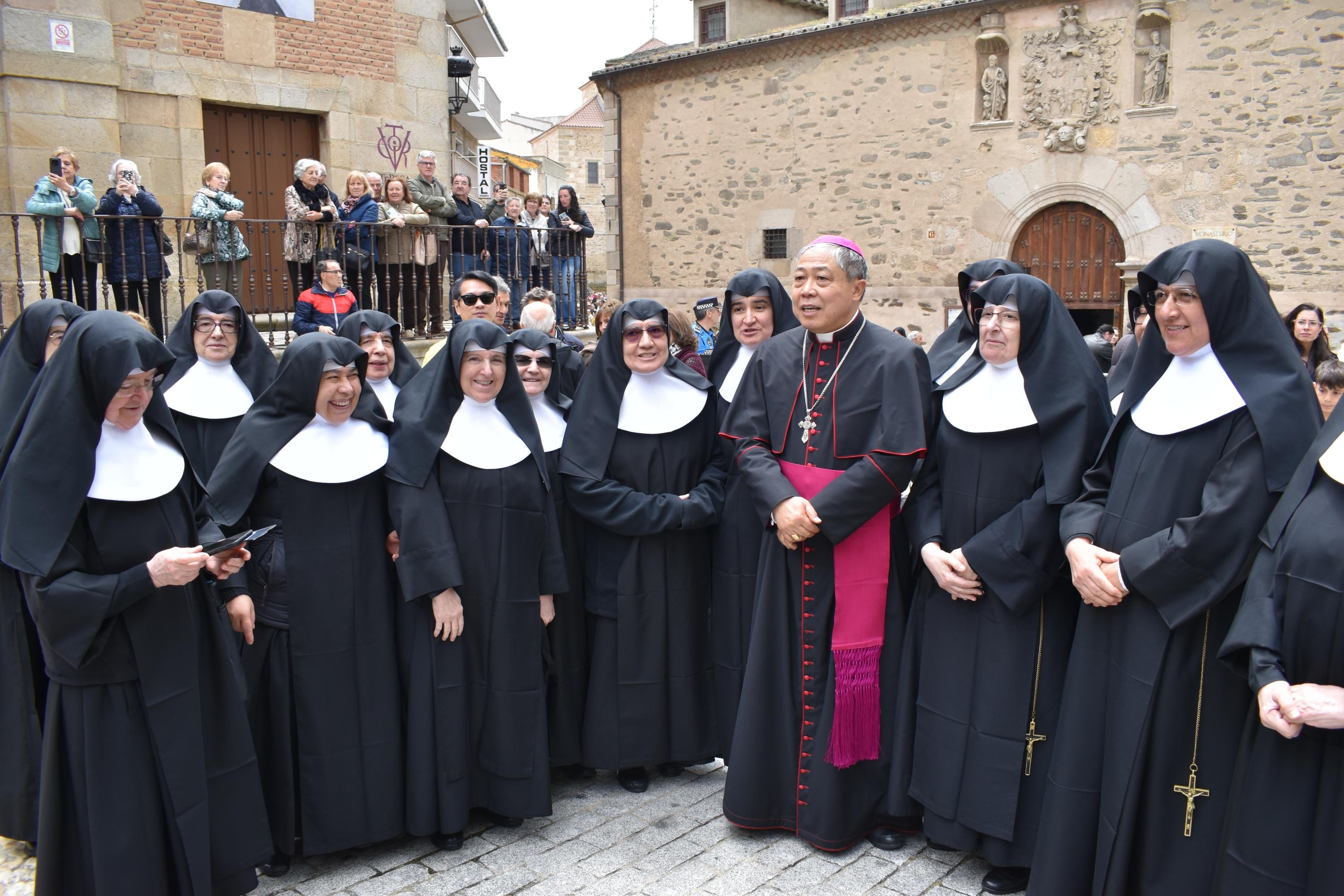 El nuncio del papa honra a Santa Teresa en Alba de Tormes: «No habría podido faltar a esta gran ocasión»