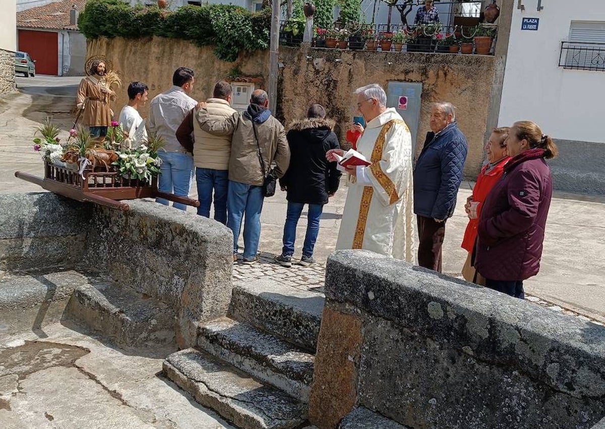 Imagen secundaria 1 - Los vecinos de Endrinal celebraron la festividad de San Isidro con la bendición de la fuente.