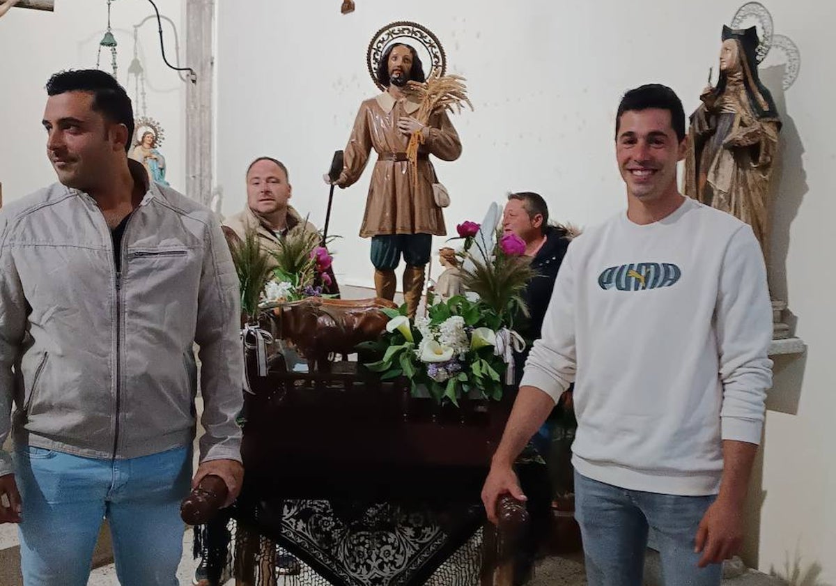 Imagen principal - Los vecinos de Endrinal celebraron la festividad de San Isidro con la bendición de la fuente.