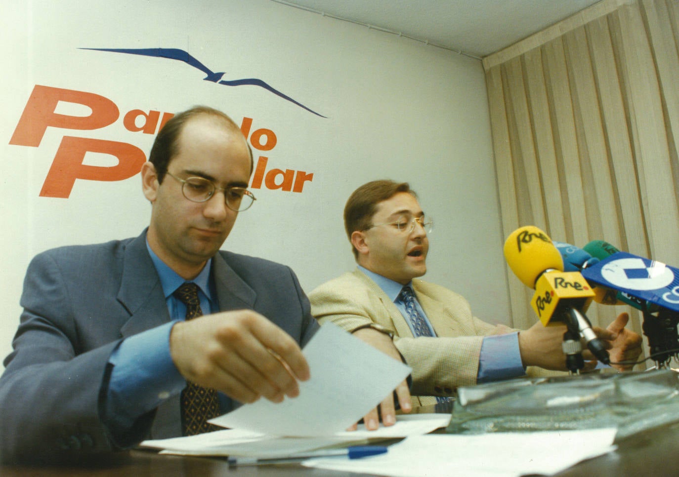 Desde su cargo de diputado nacional y como alcalde de Ciudad Rodrigo, siempre luchó por la conversión de la Carretera Nacional 620 en autovía. En la fotografía del 2 de agosto de 1996, aparece junto a Félix Colsa, senador del PP, durante una rueda de prensa relativa a la petición del desdoblamiento de esta carretera.