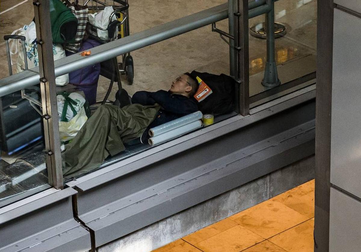 El acceso a las terminales de Barajas se limitará a pasajeros y acompañantes