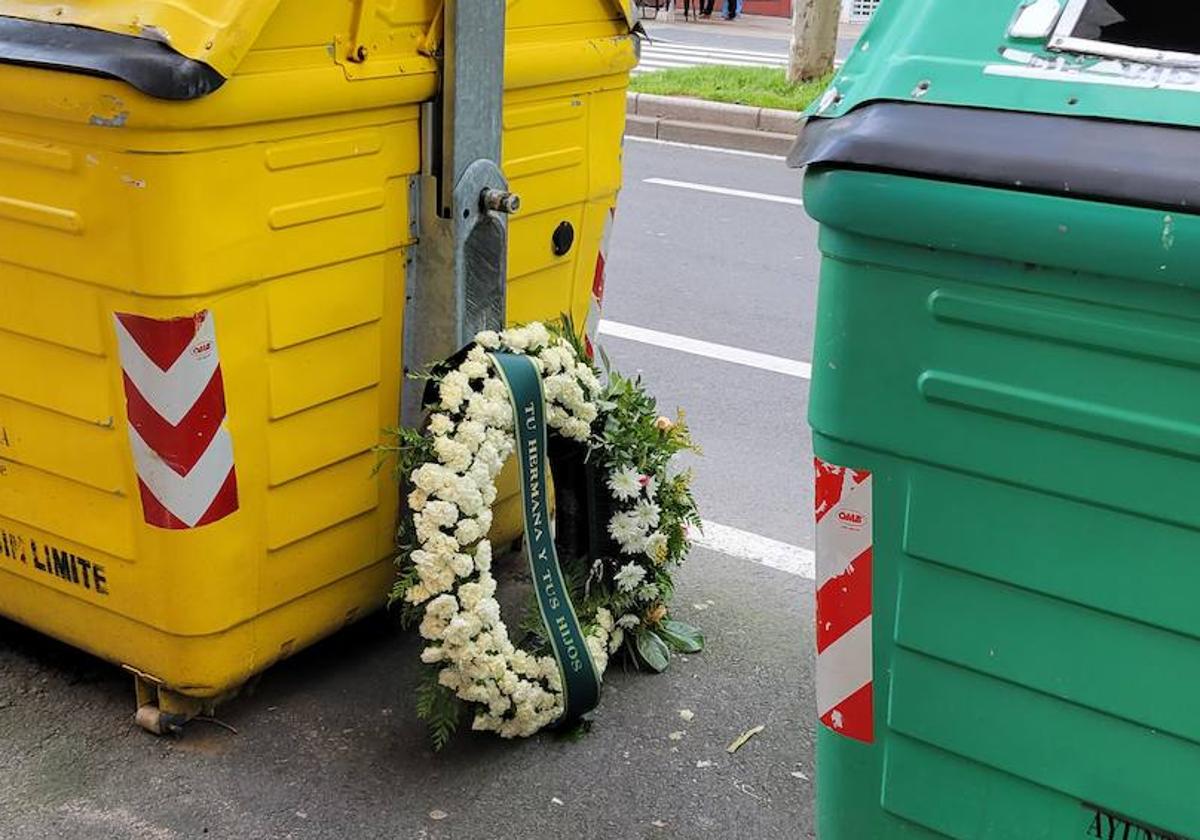 Una corona funeraria en la avenida Portugal.