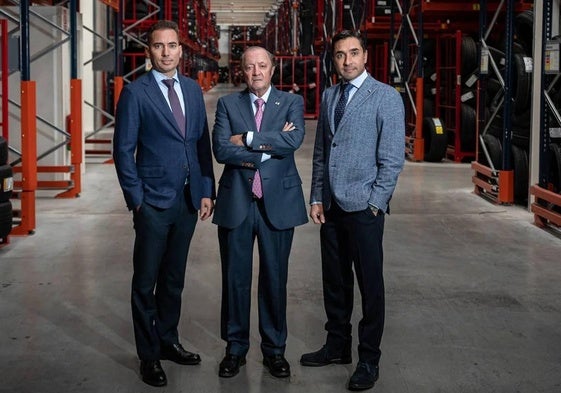Iván Andrés, Eustaquio Andrés y Javier Andrés, en las instalaciones del grupo.