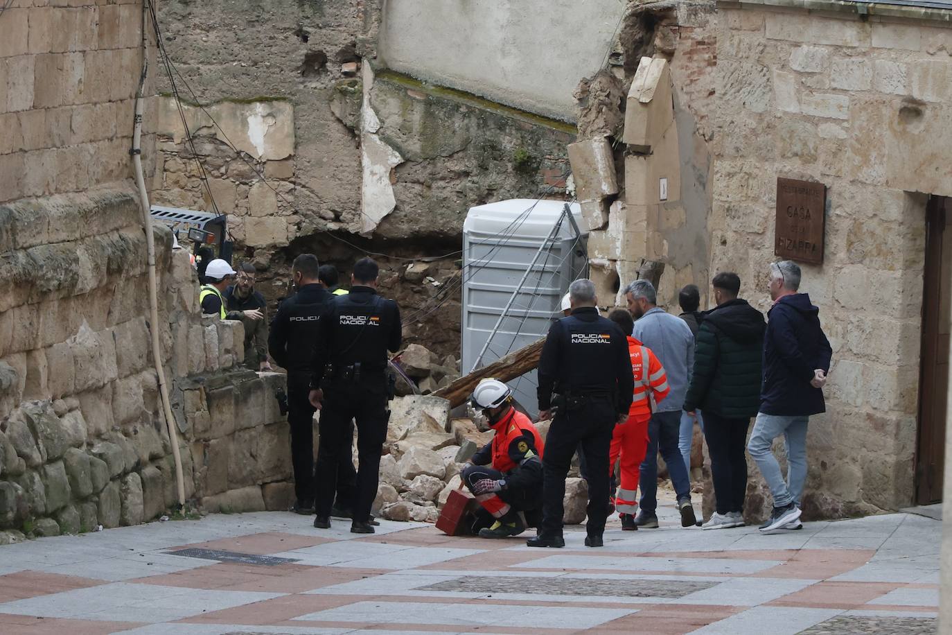 Labores de asistencias en el muro de la calle Tentenecio.