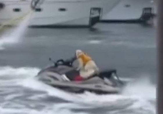 El perro, a los mandos de la moto de agua.