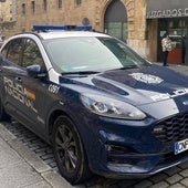Un vehículo de la Policía Nacional frente a los Juzgados de Salamanca.