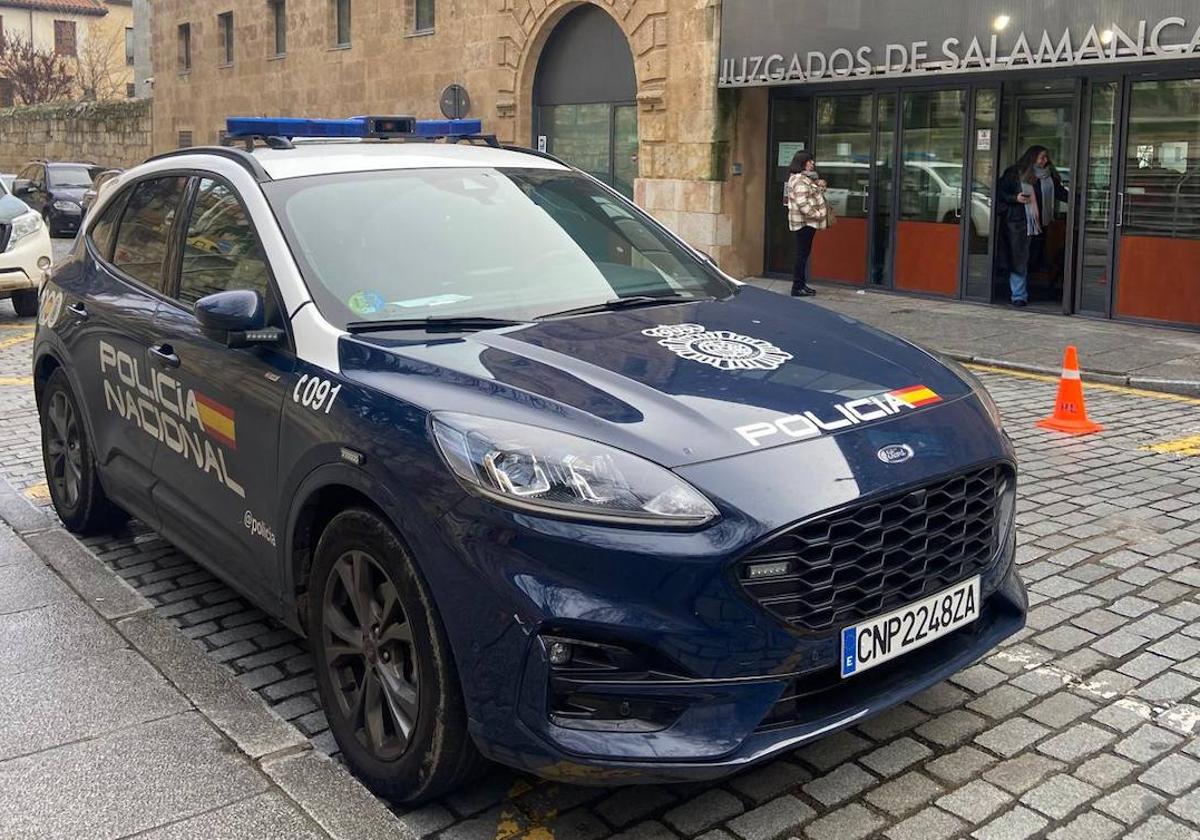 Un vehículo de la Policía Nacional frente a los Juzgados de Salamanca.